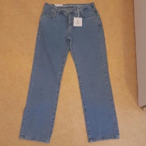 Low Waist Jeans  - Helt nya blå jeans med låg midja och raka ben. Perfekta för en avslappnad klassisk stil. Lappar sitter fortfarande på. Säljs pga fel storlek. 