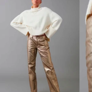 Guldiga metallic jeans  - Underbara jeans med otrolig guldig färg. Helt oanvända. Tog bort lappen då jag trodde dom skulle komma till användning men dom passar helt enkelt inte mig. Storlek 36. Nypris 499kr. 
