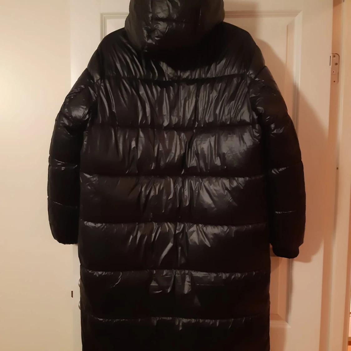 Svart lång dunjackaLång jacka M - endast provad, oanvänd. - 1