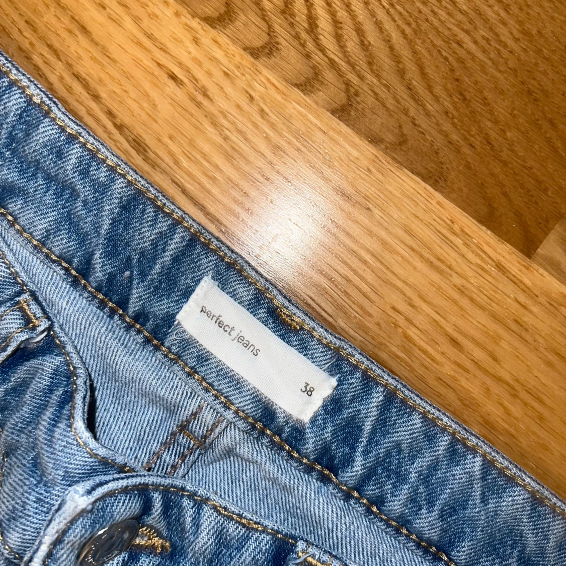 Blå jeans från Gina tricot  - 90