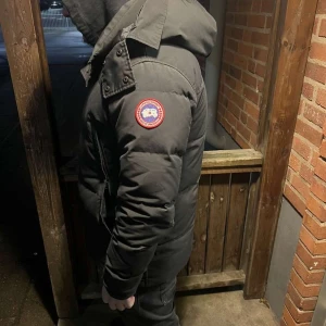 canada goose jacka  - Hej jag säljer nu min Canada goose jacka eftersom den inte kommer längre till använing den är jätte fin och passar in bra nu till vintern päls finns också den passar Xl, L och ska även passa M