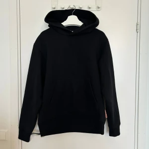 Svart hoodie från Acne Studios - Använd ett par gånger. Storlek M.