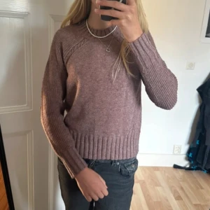 Lila stickad tröja - Säljer en mysig lila stickad tröja med ribbade detaljer! Perfekt nu till vintern. Storlek XXS men passar också xs och säkert s. 