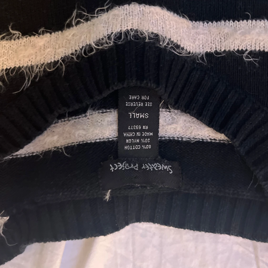 Svart och vit randig tröja från Sweater Project - 91