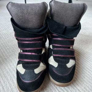 Isabel Marant sneakers 🖤 - Sneakers i modellen bekett från Isabel Marant. Jättefint skick! Storlek 41!