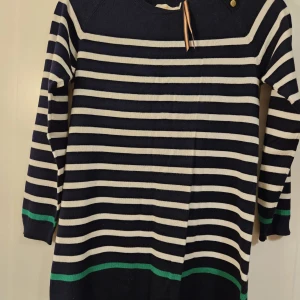Randig tröja från Holly & Whyte - Säljer en snygg randig tröja från Holly & Whyte by Lindex i storlek 134/140. Använd tre gånger.