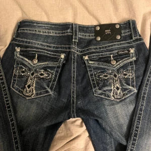 Mörk blå jeans från miss me - Jag säljer dessa as snygga miss me jeans eftersom de tyvär var för stora. De har en mörkblå tvätt fast den ser mer grå aktig i bilden. Jeansen är i ny skick och helt oanvända av mig och den jag köpte av. Brukar du ha stolek 38-40 på kläder bör de passa. Ställ gärna frågor om mått och så vidare. Öppen för bud❤️