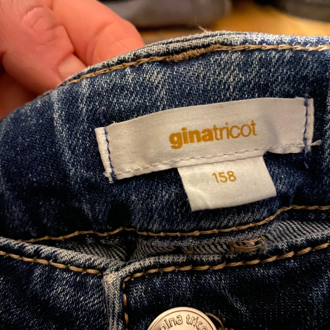 Blå jeans från Gina Tricot - 90