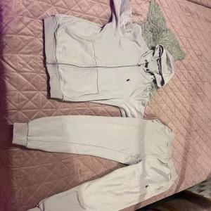 Polo dress - Polo dress säljs i storlek M för den används knappt haft den i 6 månader är i bra skick i priser kan diskuteras vid snabba köp 