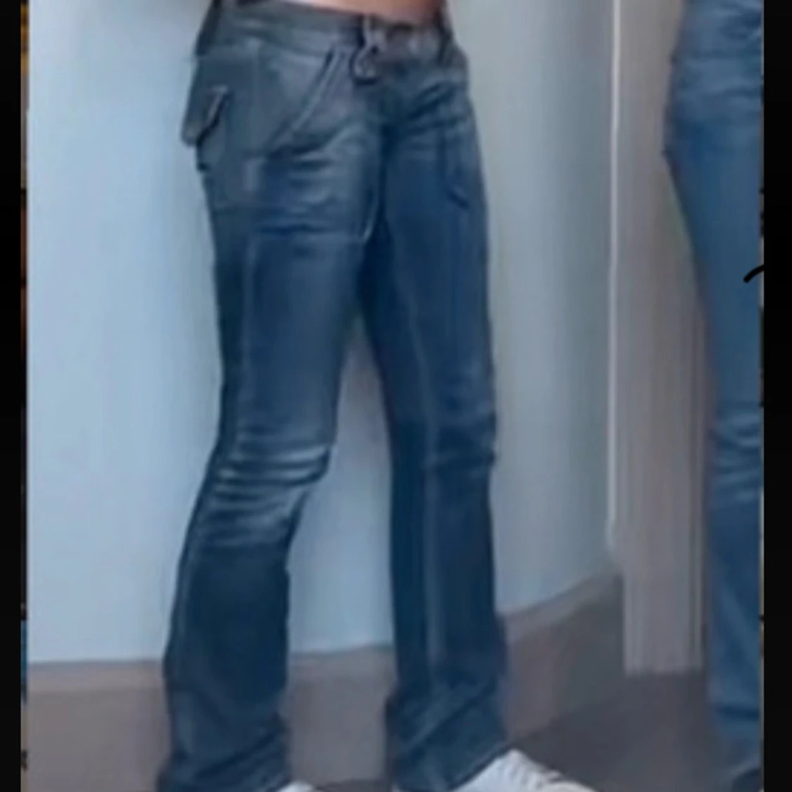 Blå jeans med fickdetaljer - 90