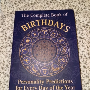 The Complete Book of Birthdays - Utforska astrologiska influenser med 'The Complete Book of Birthdays'. Boken erbjuder personlighetsförutsägelser för varje dag på året, och hjälper dig att förstå dina styrkor och svagheter. Perfekt för den som vill få insikt i personlighetsdrag och karriärmöjligheter baserat på födelsedatum.