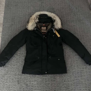 Svart Parajumper jacka  - Säljer en svart Parajumper vinterjacka i storlek L men passar även M/liten i storlek. Den har en mysig pälsfodrad huva och är perfekt för kalla dagar. Jackan är i mycket bra skick. Perfekt för vintern ❄️