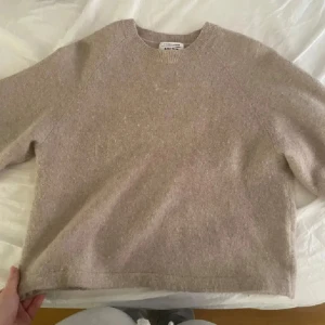 &other stories stickad t-shirt!❤️ - Super snygg och perfekt nu till vintern. Super skönt material! Är i storlek xs men passar även mig som brukar ha s🥰