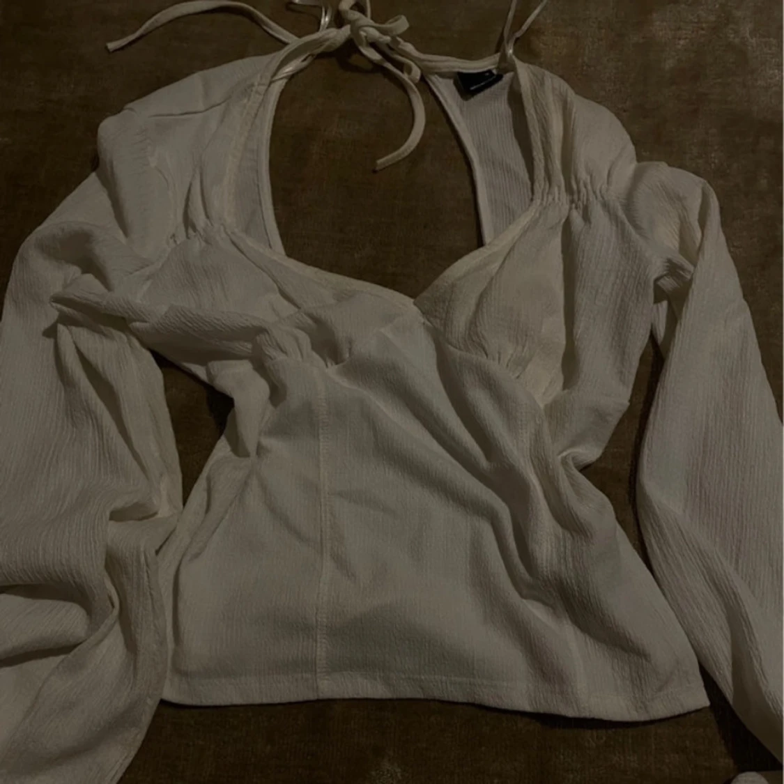 Vit blus med knytband