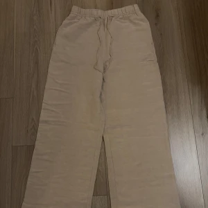 Beige linnebyxor - Säljer ett par beigea linnebyxor från H&M. De ingår i H&M:s ”linen blend” kollektion. Oanvända med lapp kvar.