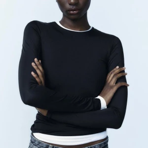 Svart långärmad topp från Zara - Snygg och stilren svart långärmad topp från Zara storlek M (passar S-M). Den har en rund halsringning och en figurnära passform. Är gjord med dubbelt tyg i någon sorts träningsmaterial, otroligt skön💕Skriv för frågor💕