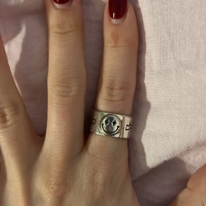 Silver ring smiley - Silver ring med smiley på, minns inte vart den är ifrån. Bra skick, ungefär 18 mm men ringen är justerbar! ❤️