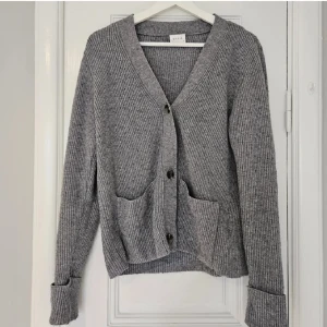 Stickad kofta - Stickad kofta som är supermysig nu inför julen! Går att ha öppen eller stängd beroende på vad man föredrar 💓