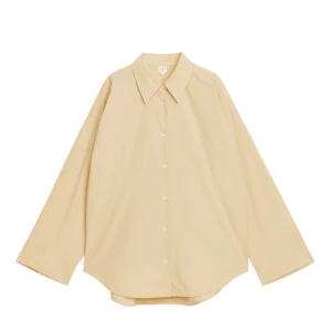 Beige skjorta från Arket  - Beige oversize skjorta från Arket, knappt använd. Storlek 36