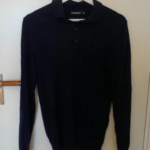 J. Lindeberg Polo - Långärmad polo tröja i Merino från J. Lindeberg. Mycket fint skick, storlek S. Nypris är 1600kr och mitt pris är 550kr. Modellen på bilden är 175cm lång. Om frågor finns så är det bara att skriva! 