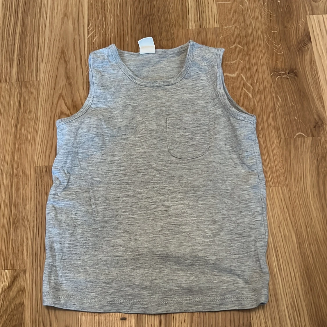 Grå ärmlös topp från H&M