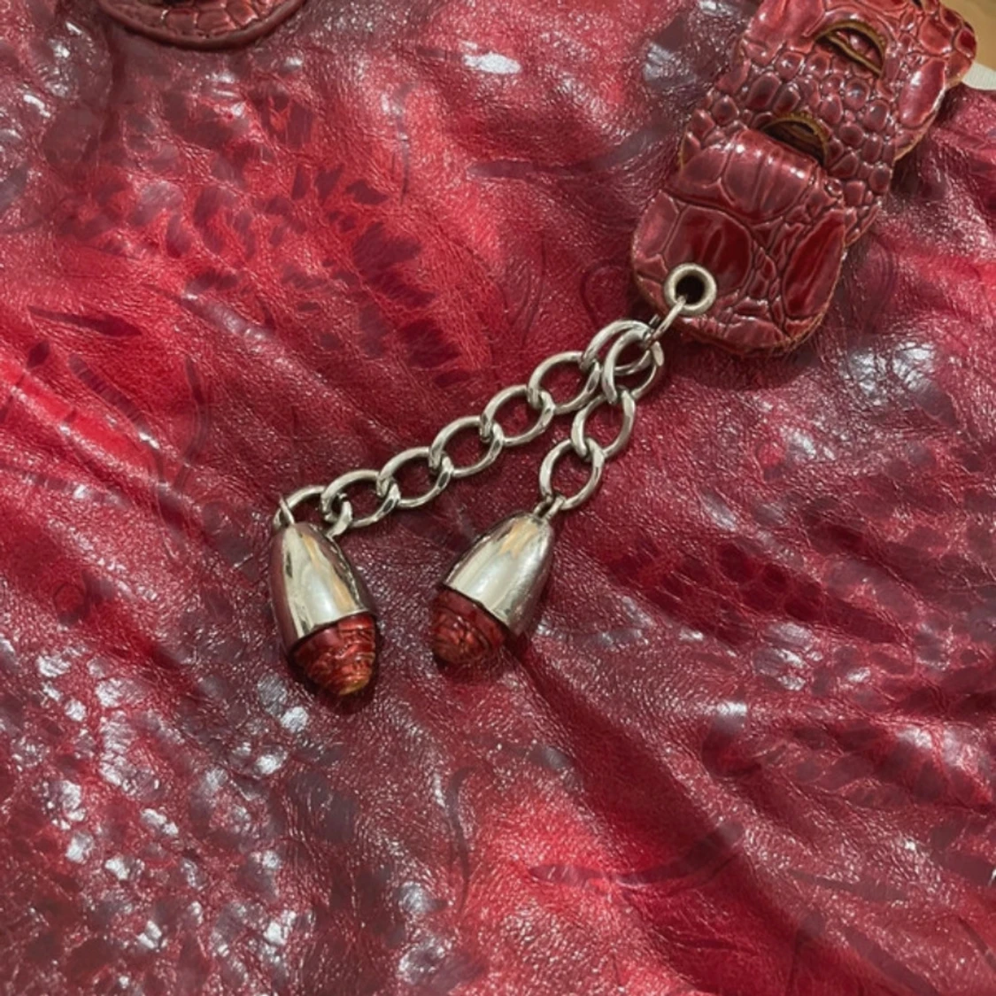 Röd axelväska med kedjedetalj - 93