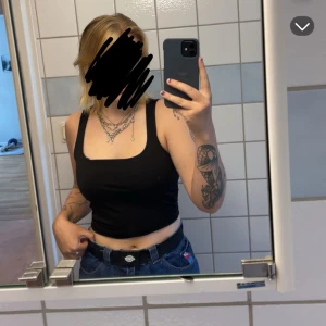 Svart linne - Svart linne från bikbok. Använd ganska rejält men inga skador. 