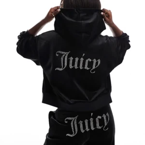 Svart hoodie från Juicy Couture - Svart set från juicy, liten difekt på knäet men syns inte, kommer ej sänka priset. Varsamt användt och ser fortfarande nytt ut. Inga stenar har åkt av. Skriv i dm om ni vill se bilder (är i tvätten just nu när jag lägger ut annonsen)🤗 strl S men passar M också