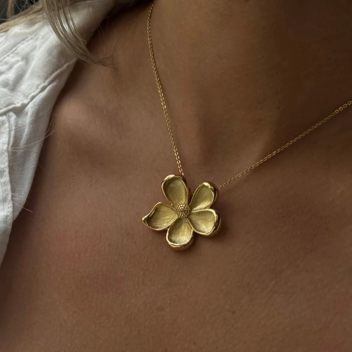 Guldigt blomformat halsband