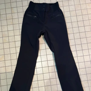 Skidbyxor från 8848 Altitude - Snygga skidbyxor  från 8848 Altitude i superstretch-material. De har hög midja och dragkedjor vid fickorna. Använd fåtal gånger🖤