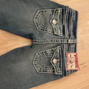 True religion jeans - Superfina lågmidjade jeans från true religion. Det är en gammal modell så den går ej att köpa längre💕Superfint skick!