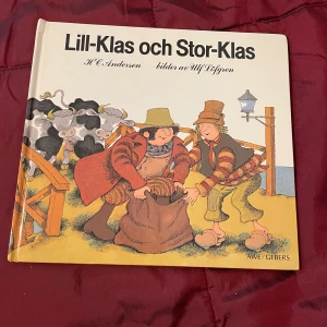 Lill-Klas och Stor-Klas - En klassisk saga av H.C. Andersen med illustrationer av Ulf Löfgren. Boken handlar om Lill-Klas och Stor-Klas och deras äventyr. Den är rikt illustrerad och passar perfekt för högläsning.