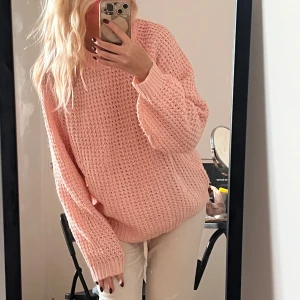 Rosa stickad tröja - Mysig rosa stickad tröja med långärmad design. Perfekt att slänga över på sommarn men även varm till vintern. Pris går att diskutera✨