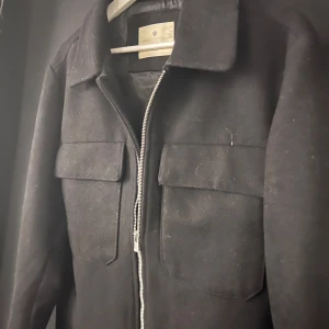 Overshirt med dragkedja från jack and jones  - Overshirt med dragkedja från jack and jones i svart storlek S men passar M utan problem. Kostar 1200kr nypris med säljer biligare 