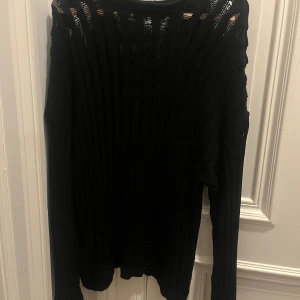 Svart stickad tröja  - Stickad tröja som ger känslan av randig (en kombination av tunt stickat och grovt). Använd enstaka gång, som ny! Ny pris: 299kr ✨