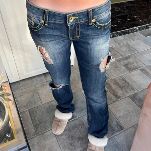 Lågmidjade utsvängda jeans - Skiit snygga vintage jeans från guess som passar storlek M! Stora på modellen som är 165😊 kom privat för mått eller frågor!
