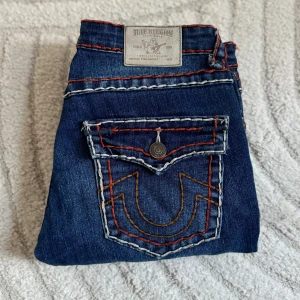 True Religion Jeans - Jättefina lågmidjade True Religion Jeans! Köpta i somras, jättebra kvalitet och knappt använda och inga tecken på användning! Jeansen är lågmidjade och bootcut!