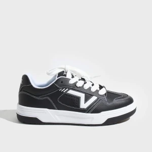 Svarta och vita sneakers från Vans - Oanvända nya! Säljer ett par snygga svarta och vita sneakers från Vans i syntetmaterial. De har en cool design med vit snörning och en robust sula. Perfekta för både vardag och fest! 🖤