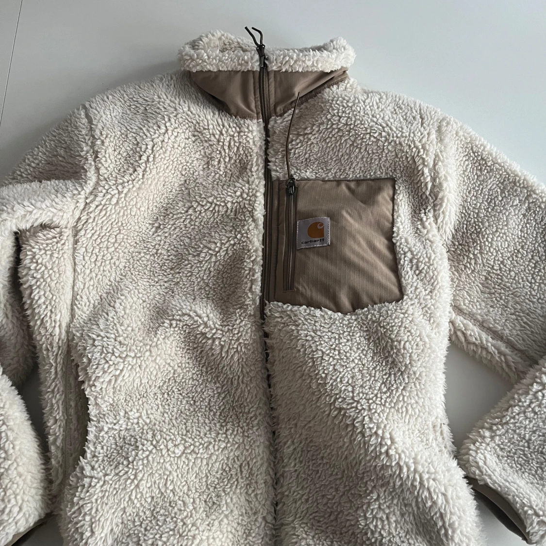 Vit teddyjacka från Carhartt