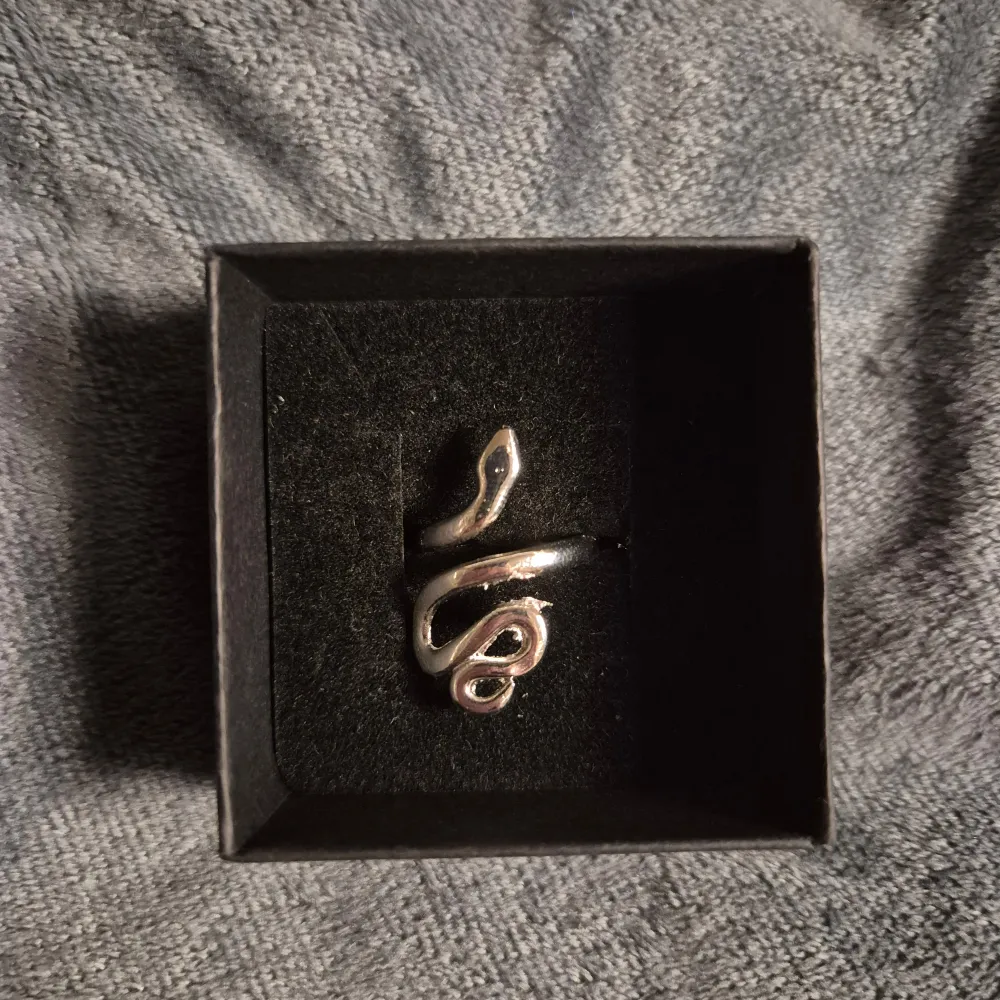 GRATIS GÅVA MED VARGE ORDER!! Supertrendig stockholmsstil tjejer, ring silver. Vinter ring silver smycke. Gjord av stål, jag svarar och skickar alltid snabbt!. Asusteet.
