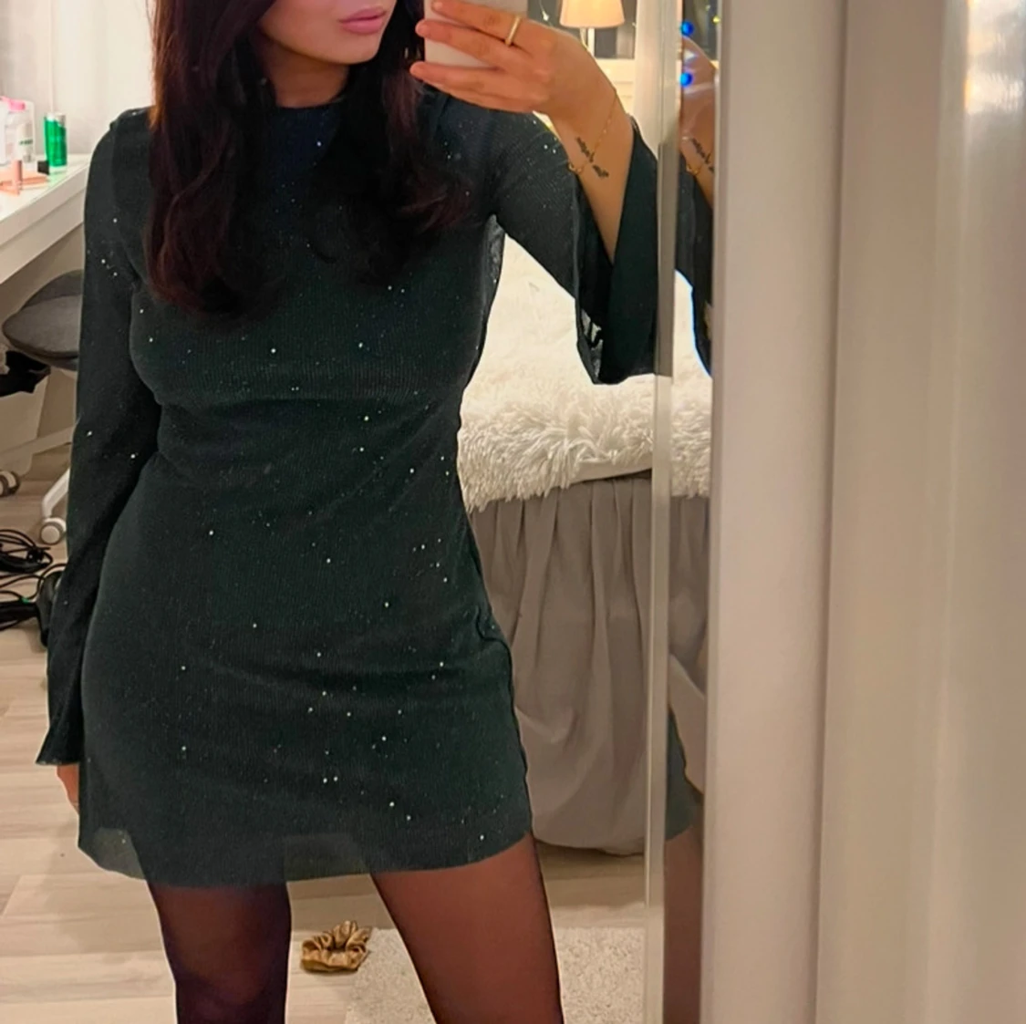 Glittrig mörkgrön klänning - 90