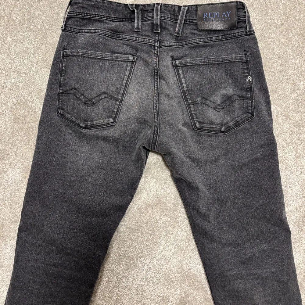 Säljer dessa gråa Replay Anbass jeans (slimfit). Jeansen är i väldigt bra skick! Size 31. Skriv vid funderingar!. Jeans & Byxor.