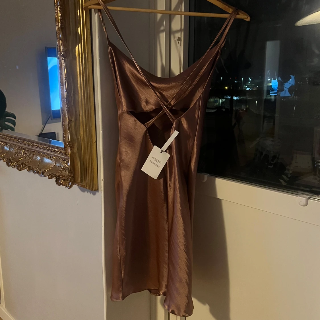 Oanvänd satin klänning från ASOS - 90