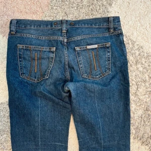 Lågmidjade bootcur jeans - Ett par Lågmidjade mörkblåa jenas från fornarina. Köpte det dyrare men med tanke på defekten så säljer jag de såklart billigare (se sista bild). Ett litet hål vid grenen men inget som syns när man har på sig de och är säkert enkelt att fixa med tanke på att det är litet💕