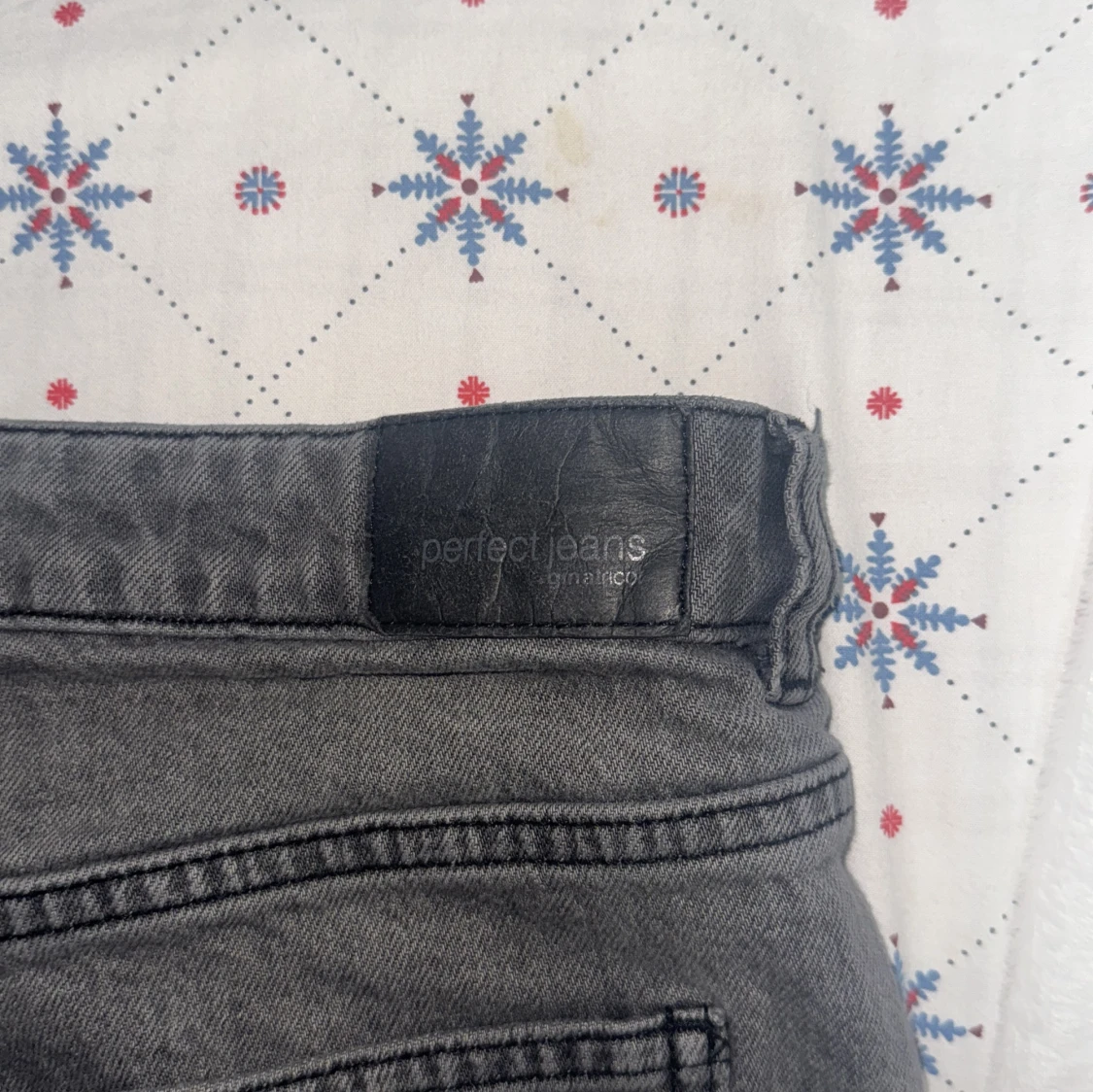 Grå flared jeans från Perfect Jeans  - 92