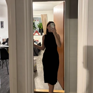 Klänning från nakd - Axellös klänning med hög hals och slits på sidan av klänningen, använd 2 gånger. Från nakd