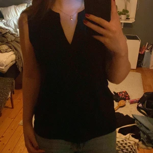 svart söt festtopp - snygg svart topp från H&M. funkar för både vardag och fest🫶🏻🫶🏻köpte den på erikshjälpen men den har tyvärr inte kommit till användning:(, så vet inte hur mycket den har använts innan, men den ser nu ut tycker jag! skriv om du har några frågor❤️