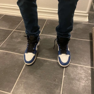 Nike Jordan 1 game royal  - Säljer Nike Jordan skor. Ingen aning om dom är äkta eller inte. Ingen låda till skorna medföljer. Säljs billigt pga jag vet ej om dom är äkta. Pris ej hugget i stenen 