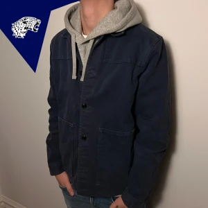 A DAY’S MARCH OVERSHIRT - Fet NN07 Overshirt i Marinblå | Skick: 8,5/10 | Strl: 48 M | Modellen är 182cm lång | Hör av dig om du undrar någonting!