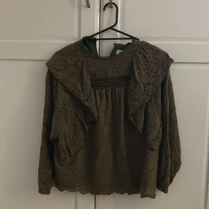 Blus  - Säljer denna blus som endast är använd ett fåtal ggr.